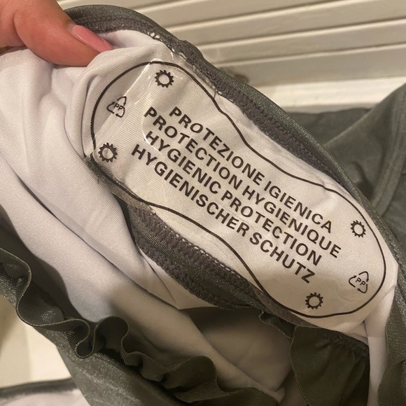 CUPSHE Grey Ruffle detail one piece swimsuit - Picture 3 of 9